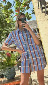 Camisa corta oversize con botones en el frente, de lino y algodón, con estampado a cuadros en tonos celeste, rojo y blanco.