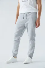 Pantalón de jogging negro de felpa con logo estampado y en goma, bolsillos con cierre, cierres en los tobillos, cintura ajustable y puños.