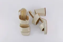 Sandalias de plataforma color borgoña, confeccionadas en charol. Tienen dos tiras anchas sobre el empeine, pulsera con hebilla al tobillo y taco cuadrado de 9 cm.