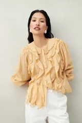 Camisa negra de tencel liviana con volados románticos y manga corta.