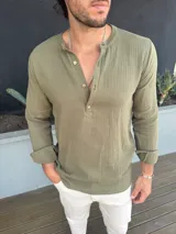 Camisa de muselina color verde safari con cuello mao y botones de madera.