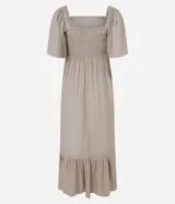 Vestido long midi con escote cuadrado, manga corta, detalle de elástico en el busto y bajo con recorte.