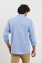 Camisa celeste de lino y algodón, de corte clásico, con cuello button-down y manga larga.