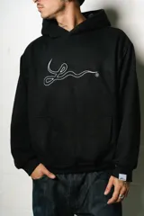 Hoodie negro oversize de algodón con logo bordado en blanco.