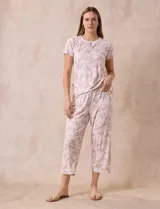 Conjunto de pijama marca René Rofé, compuesto por remera de manga corta con escote redondo y botón, y pantalón capri con cintura elastizada.