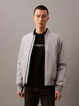 Remera negra de algodón con cuello redondo y logo "Calvin Klein Jeans" estampado en blanco en el frente.