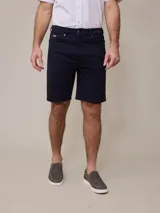 Bermuda de hombre color azul marino, confeccionada en sarga con 5 bolsillos. Composición: 98% algodón y 2% elastano.