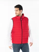 Chaleco puffer rojo con cierre frontal y cuello alto.