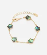 Pulsera dorada con cadena de eslabones y cinco dijes en forma de flor con efecto nacarado.