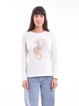 Remera blanca de manga larga con cuello redondo y estampado abstracto en tonos pastel.