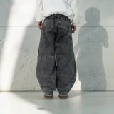 Pantalón de jean negro con efecto lavado, corte ultra baggy y diseño con paneles frontales.