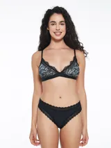 Pack de tres bombachas tipo vedetina con estampado animal print color marrón y negro, con detalles de encaje negro.
