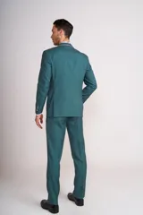 Traje de vestir gris claro, compuesto por saco de dos botones con solapa de muesca, bolsillo de ojal y dos bolsillos de parche. Incluye pantalón de vestir a juego.