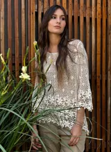 Top beige de crochet con mangas 3/4 acampanadas.