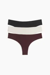 Pack de tres bombachas tipo colaless en microfibra, una negra, una blanca y una bordó. Modelo de tiro bajo con refuerzo interior y corte alto atrás.