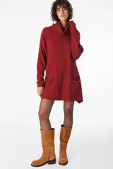 Vestido sweater de punto color bordó, con cuello alto, mangas largas y bolsillos delanteros.