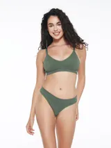 Top de bikini verde con textura brillante y tirantes finos.