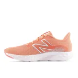 Championes New Balance 411v3 de dama color salmón con logo plateado, ideales para running.