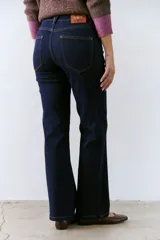 Pantalón de jean azul oscuro, de corte recto y tiro alto.