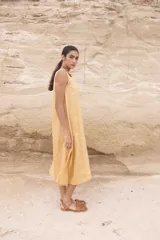 Vestido midi color camel, sin mangas y de corte recto.