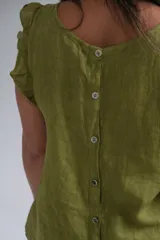 Musculosa color verde pistacho con volados en los hombros y botones de nácar en la espalda.