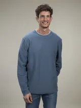 Sweater de micropolar azul con cuello redondo y mangas largas.