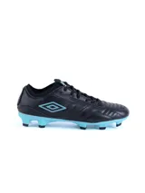 Championes de fútbol Umbro Speed HG, color negro con detalles en celeste. Capellada de cuero y flyknit, suela de TPU y plantilla de EVA y mesh.