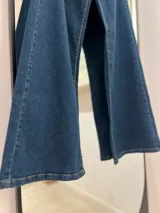 Pantalón de jean azul oscuro, de tiro alto y corte wide leg.