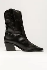 Bota de cuero negra con caña media, punta fina y taco bloque. Diseño estilo western con bordados decorativos.