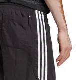 Short Adidas negro con tres tiras blancas a los costados y logo de la marca en la pierna izquierda.