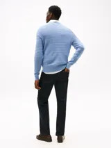 Sweater Tommy Hilfiger de cuello redondo, color celeste con diseño de rayas horizontales texturizadas. Logo de la marca bordado en el pecho.