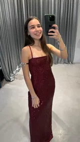 Vestido largo de fiesta color bordó, con lentejuelas en toda la prenda, breteles finos y corte ajustado.