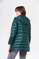 Campera puffer larga color verde esmeralda con capucha.