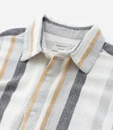 Camisa de manga corta para hombre marca Marfinno, confeccionada en tejido texturizado de mezcla de algodón y poliéster. Presenta un diseño de rayas verticales en tonos beige, gris y bordó, con cuello tradicional y cierre frontal mediante botones.