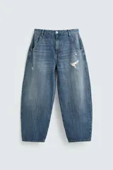 Pantalón de jean azul de corte amplio, con roturas y lavado gastado.