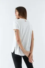 Remera de manga corta color fucsia, con cuello redondo y corte recto.