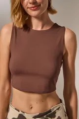 Top cropped marrón, ajustado al cuerpo y con cuello a la base.