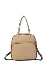 Mochila color marrón con doble asa de mano y correas traseras regulables. Presenta un bolsillo frontal con cierre y compartimento interno para iPad.