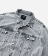 Campera de jean de hombre, modelo regular, con efecto desteñido en tonos grises claros. Presenta cuello inglés, manga larga, abotonado frontal y dos bolsillos con solapa y botón en el pecho.