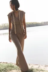 Pantalón de tiro medio color marrón claro, con cintura elástica y tejido con textura.