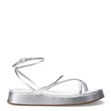 Sandalias negras con plataforma baja y tiras finas.