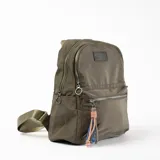 Mochila verde con cierre superior y bolsillo frontal con cierre.