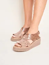 Sandalias de cuero color marrón con plataforma y taco bajo.