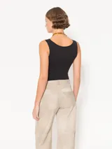 Musculosa negra de algodón pima orgánico, de calce al cuerpo y terminaciones al corte.