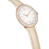 Reloj Certa con caja redonda de 30 mm en tono oro rosa y bisel con 30 cristales. Esfera guilloché con el logotipo del cisne de Swarovski e índices de cristal. Correa de piel italiana color beige.