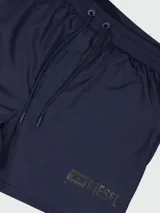 Short de baño para hombre marca Diesel, color azul marino, con cintura elástica ajustable mediante cordón y logo grande de Diesel en tono negro mate en la parte inferior frontal.