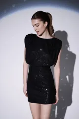 Minivestido negro de lentejuelas con corte ajustado y mangas cortas.