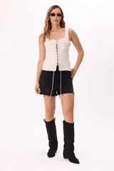 Botas de caña alta color negro, estilo texanas, confeccionadas en símil gamuza con efecto slouchy, punta afinada y suela cómoda.