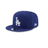 Gorro New Era azul con el logo de Los Angeles Dodgers bordado en blanco en el frente.
