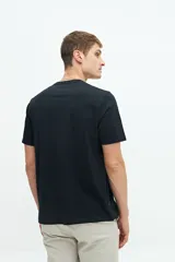 Remera verde con estampado en el pecho, de manga corta y corte regular.